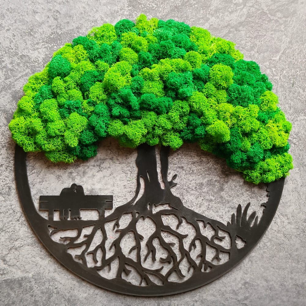 Drzewo dąb z mchu, z parą na ławce