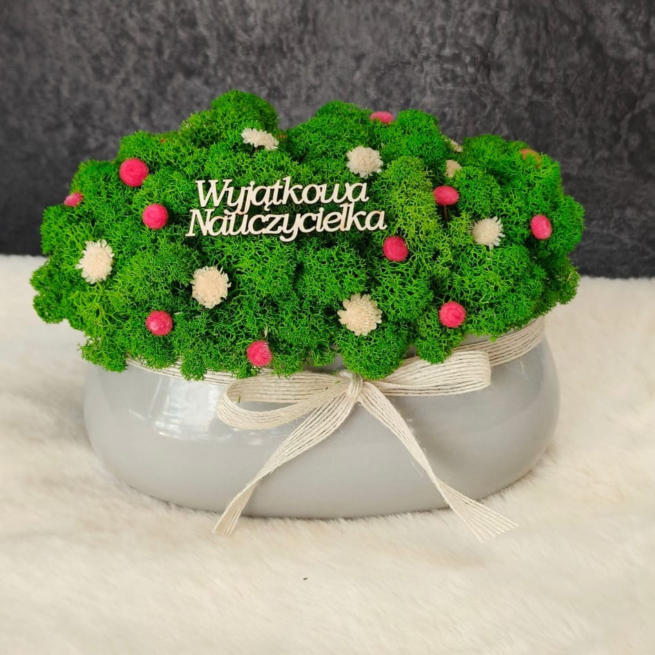 Doniczka owalna z mchem, kwiatkami i kokardką - szara - prezent dla nauczyciela