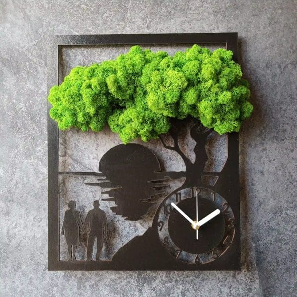 Zegar z parą na tle zachodzącego słońca - prezent na rocznicę