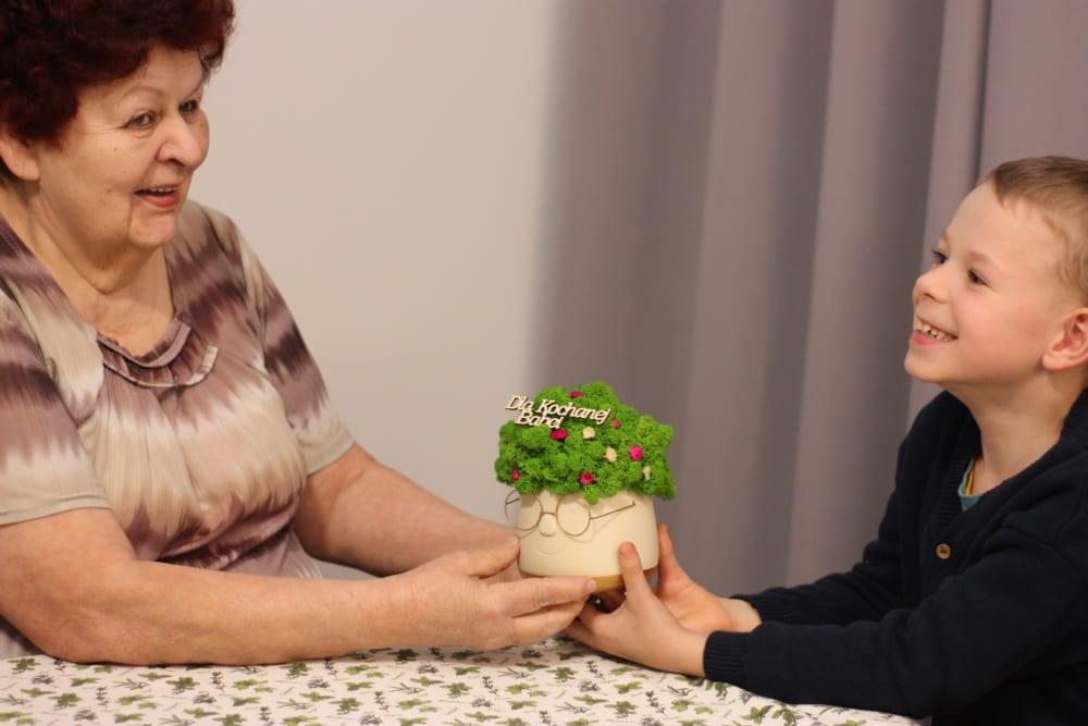 Doniczka duża z okularami, ozdobiona mchem i kwiatkami - prezent dla dziadków (3 napisy do wyboru) - obrazek 5